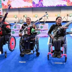 1723536224374_India's-Mona-Agarwal-(centre)-was-all-smiles-after-winning-her-first-international-gold-medal-ahead-of-Paralympic-stars-in-New-Delhi (1)